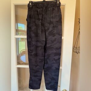 Lululemon Keep Moving Pant 7/8 High-Rise in Camo Deep Coal Multi size 4.